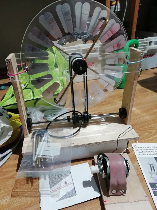 Siviili2003 Tesla Junior Wimshurst saapunut.jpg